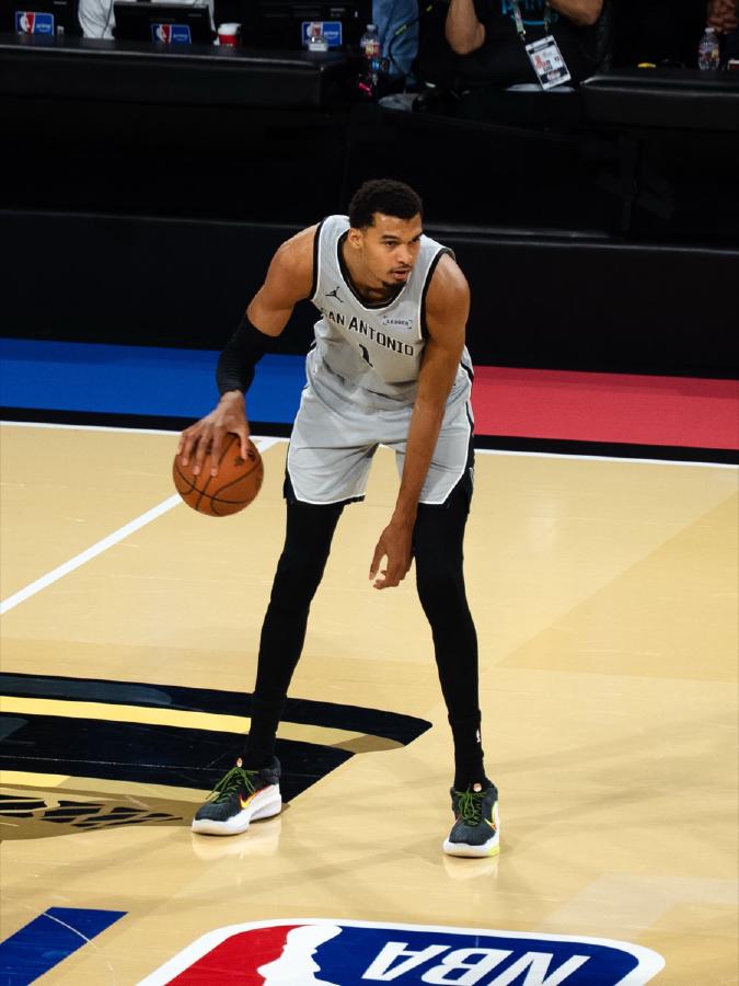 文班亚马季后赛首秀：马刺对阵开拓者能走多远？