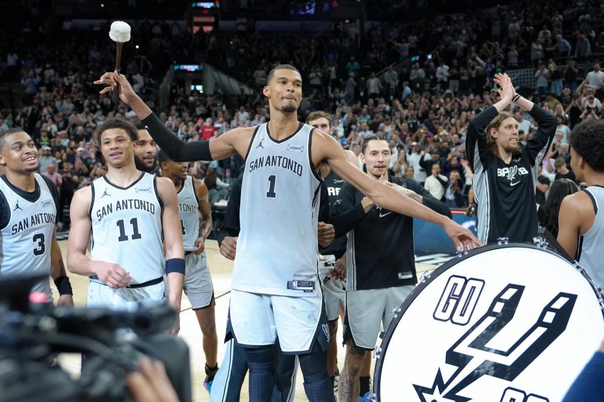 文班亚马1.1秒绝杀太阳：马刺终结六年季后赛荒，这一投值得永远记住